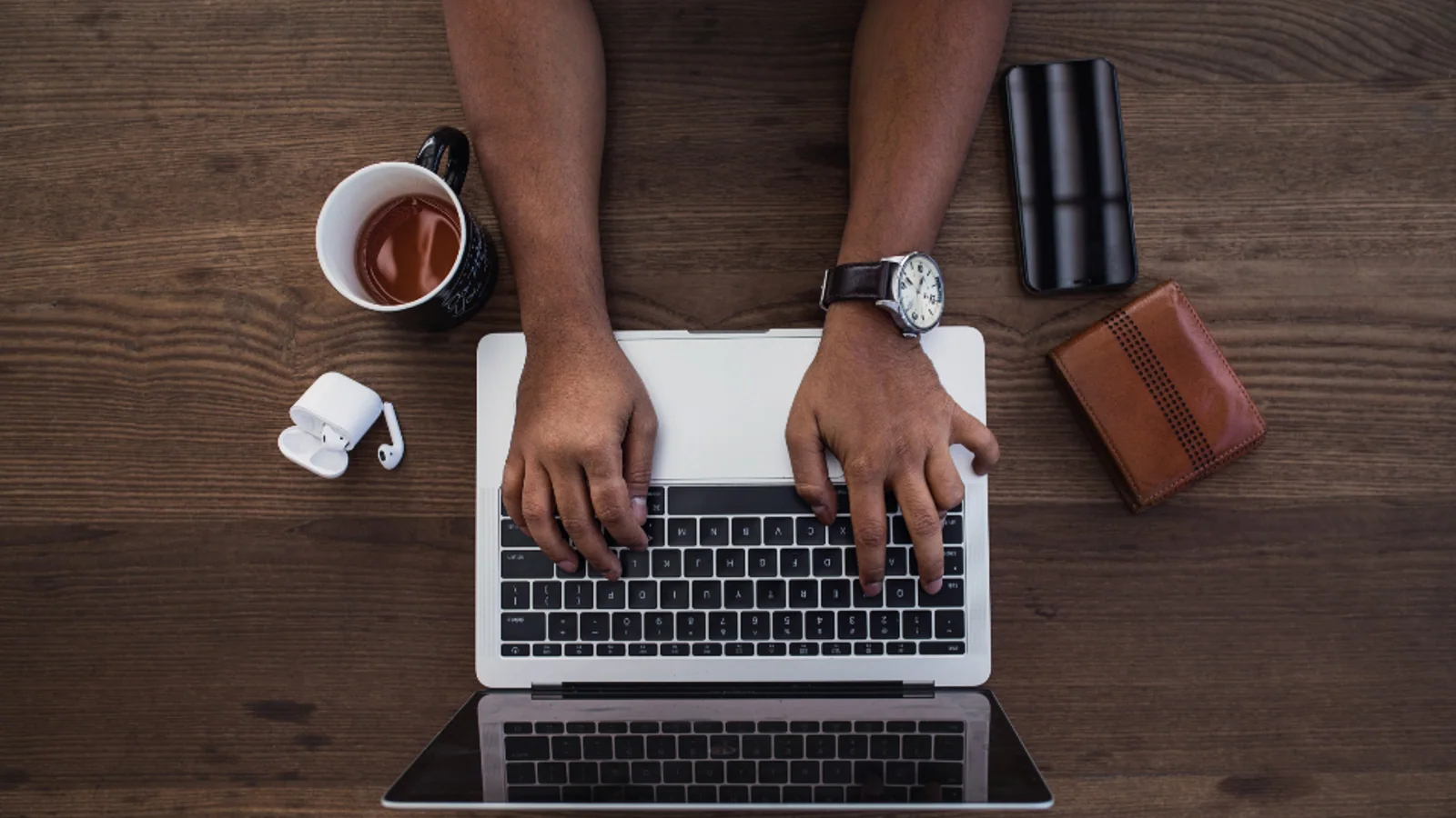 Détail d’un poste de travail pour Webhook, API ou RPA : quel mécanisme choisir ?